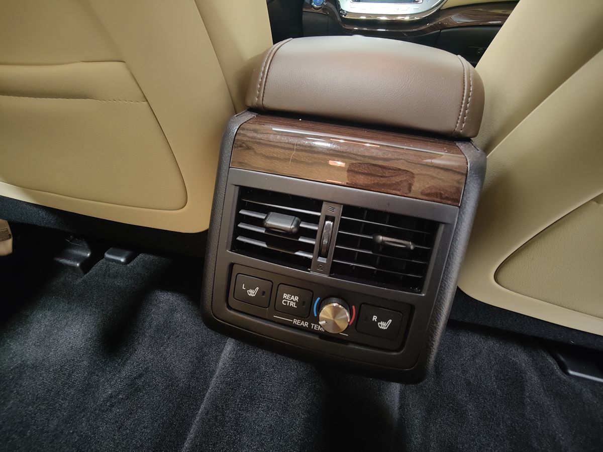 Used 2015 Toyota Avalon Limited FWD image 17