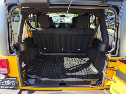 Used 2015 Jeep Wrangler Unlimited Rubicon w/ Connectivity Group AWD/4WD image 21