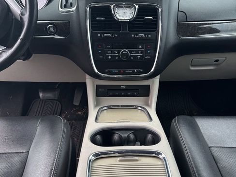 Used 2016 Chrysler Town & Country Touring w/ Driver Convenience Group image 6