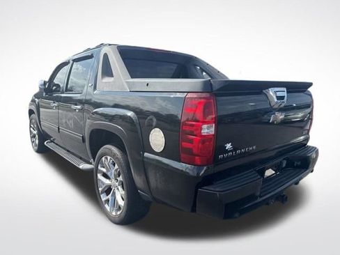 Used 2011 Chevrolet Avalanche LT image 3