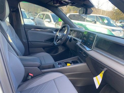 New 2026 Volkswagen Tiguan SE R-Line image 8