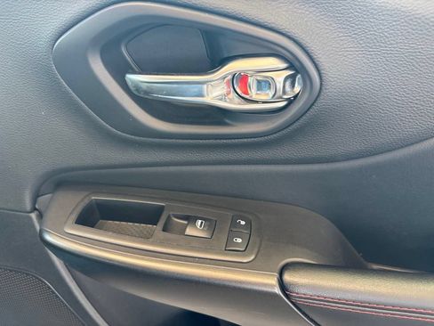 Used 2019 Jeep Cherokee Trailhawk w/ Cold Weather Group AWD/4WD image 40