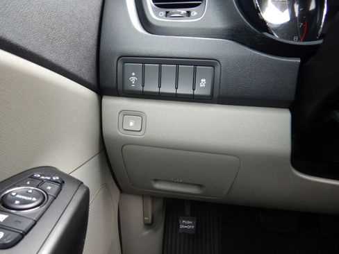 Used 2016 Kia Sedona LX image 13