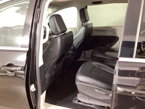 Used 2024 Chrysler Pacifica Limited FWD image 21
