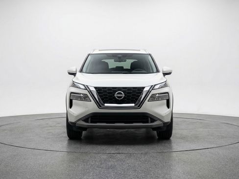 Used 2025 Nissan Rogue SV image 2