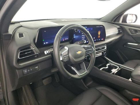 Used 2025 Chevrolet Traverse LT FWD image 11