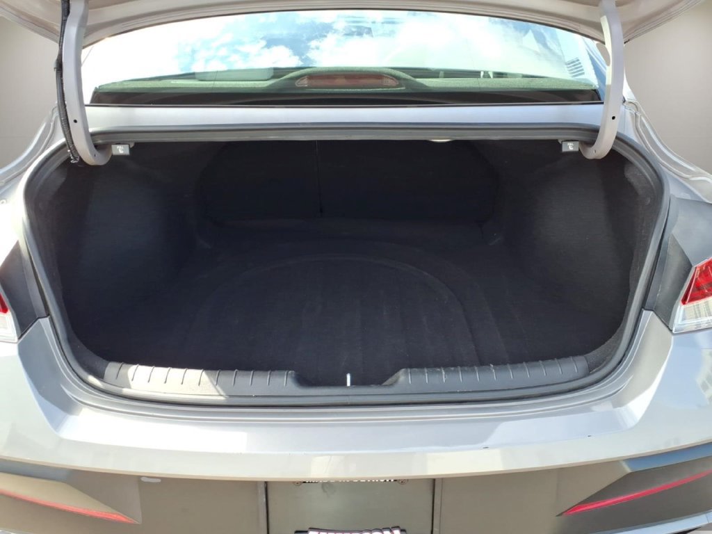 Used 2025 Hyundai Elantra Limited FWD image 8