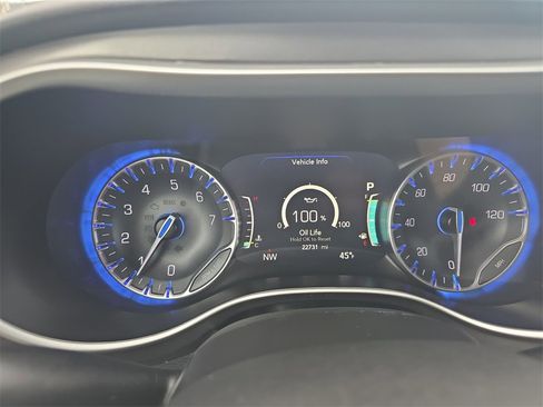 Used 2024 Chrysler Pacifica Touring-L image 15