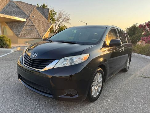 Used 2014 Toyota Sienna LE AWD/4WD image 2
