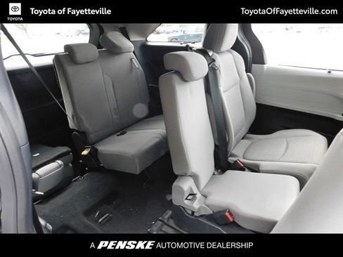 Used 2026 Toyota Sienna LE FWD image 5