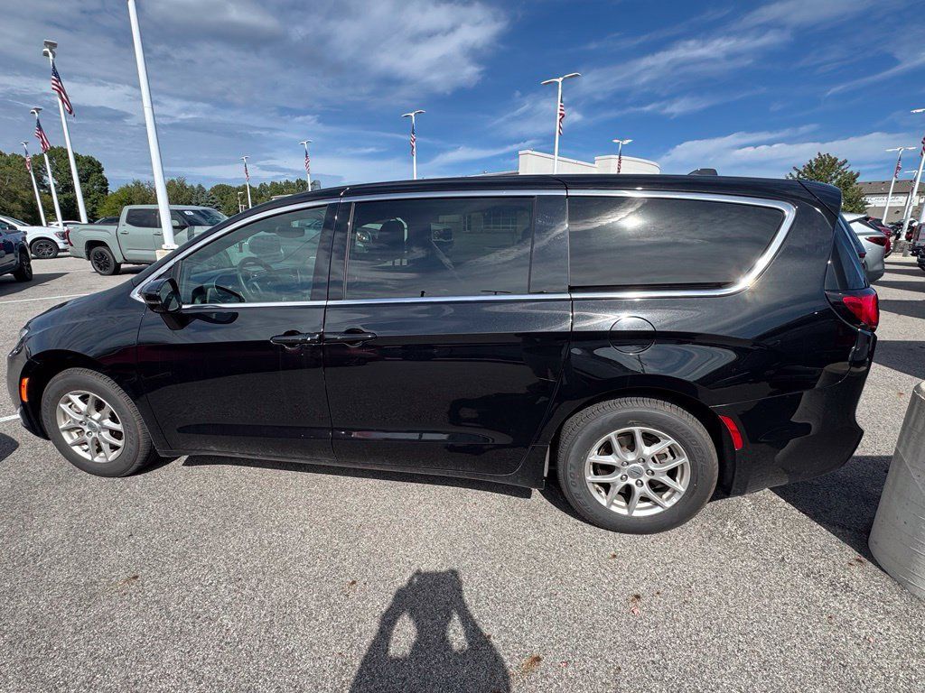 Used 2025 Chrysler Pacifica Select FWD image 3