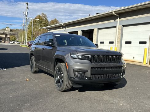New 2025 Jeep Grand Cherokee L Altitude image 21