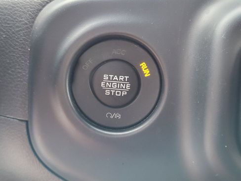 Used 2023 Jeep Gladiator Willys AWD/4WD image 23