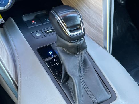 Used 2021 Toyota Venza Limited image 25