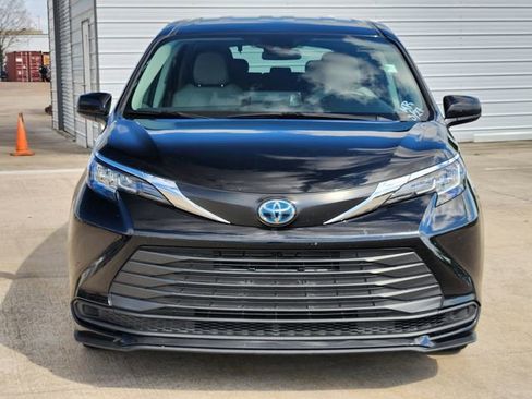 Used 2022 Toyota Sienna LE image 2