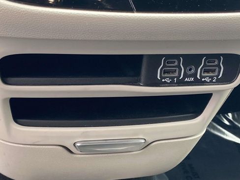 Used 2024 Chrysler Pacifica Touring-L image 28