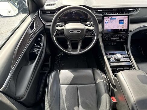 Used 2024 Jeep Grand Cherokee Overland w/ Luxury Tech Group IV AWD/4WD image 5