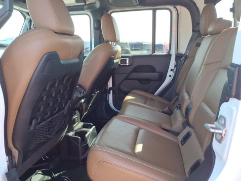 Used 2021 Jeep Gladiator Rubicon AWD/4WD image 12