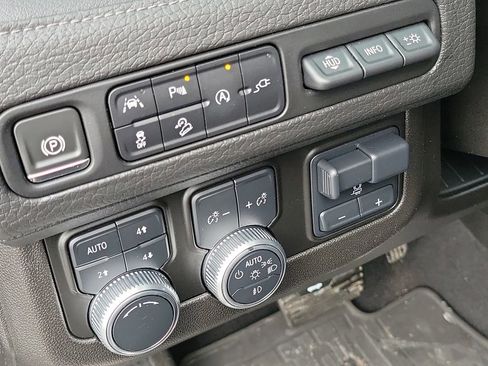 Used 2021 GMC Yukon Denali w/ Denali Premium Package image 11