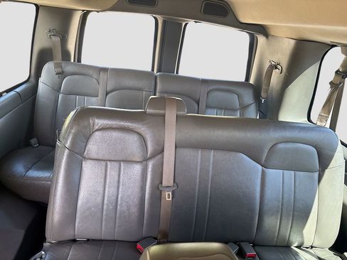 Used 2018 Chevrolet Express 3500 LS RWD image 16