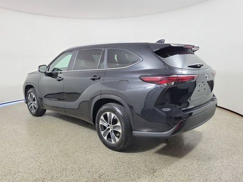 Used 2024 Toyota Highlander XLE image 7