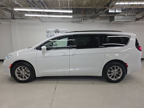 Used 2022 Chrysler Pacifica Touring-L image 13