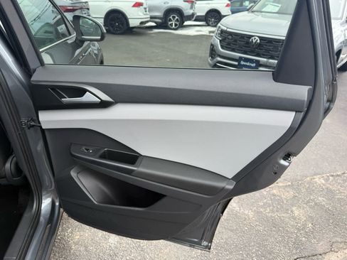 Certified 2022 Volkswagen Taos SE image 11