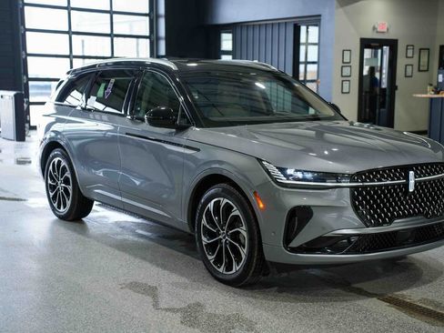 Used 2024 Lincoln Nautilus Reserve w/ Equipment Group 202A image 3