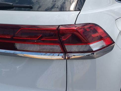 Used 2024 Volkswagen Atlas Cross Sport SE w/ Panoramic Sunroof Package FWD image 10