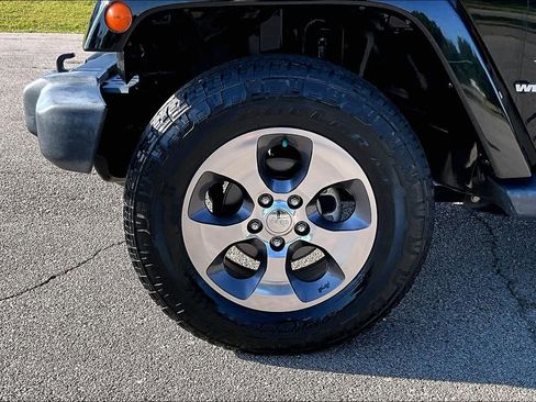 Used 2016 Jeep Wrangler Sahara w/ Connectivity Group AWD/4WD image 7