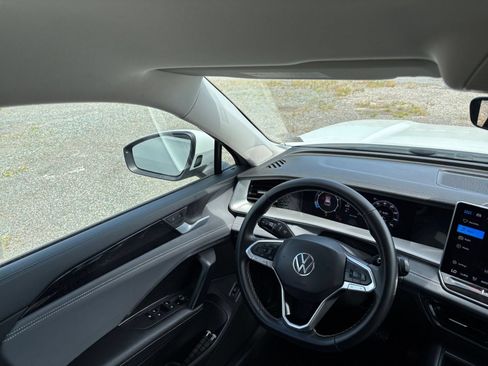 Used 2026 Volkswagen Tiguan SE AWD/4WD image 32