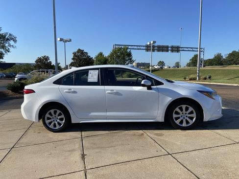 Used 2024 Toyota Corolla LE image 12