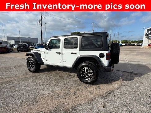 Used 2025 Jeep Wrangler Unlimited Rubicon AWD/4WD image 2
