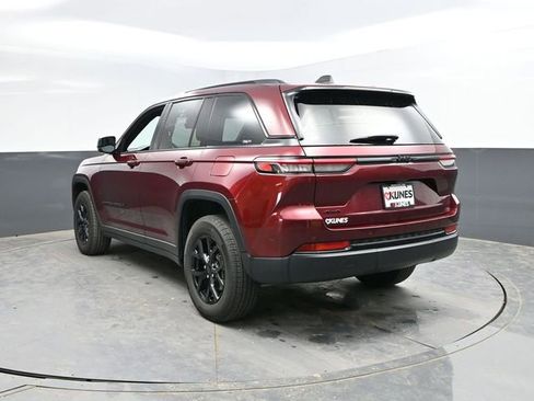Used 2025 Jeep Grand Cherokee Altitude AWD/4WD image 8