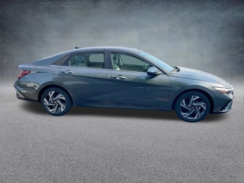 New 2025 Hyundai Elantra Limited image 32