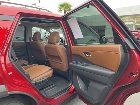 Used 2024 Nissan Pathfinder Platinum AWD/4WD image 16