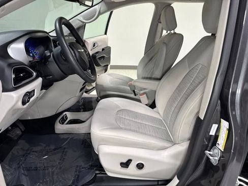 Used 2018 Chrysler Pacifica Touring Plus FWD image 14