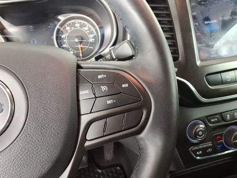 Used 2019 Jeep Cherokee Trailhawk w/ Cold Weather Group image 17