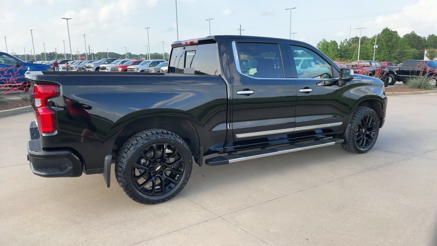 Used 2023 Chevrolet Silverado 1500 High Country w/ Technology Package AWD/4WD image 8