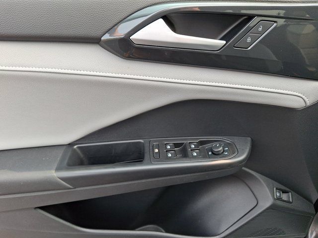 Certified 2022 Volkswagen Taos SEL AWD/4WD image 16