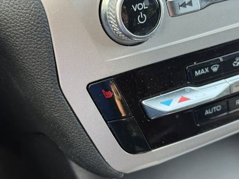 Used 2023 Ford Explorer XLT AWD/4WD image 28