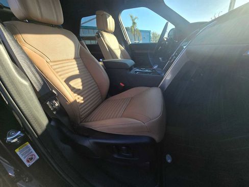 New 2025 Land Rover Discovery Dynamic SE image 11