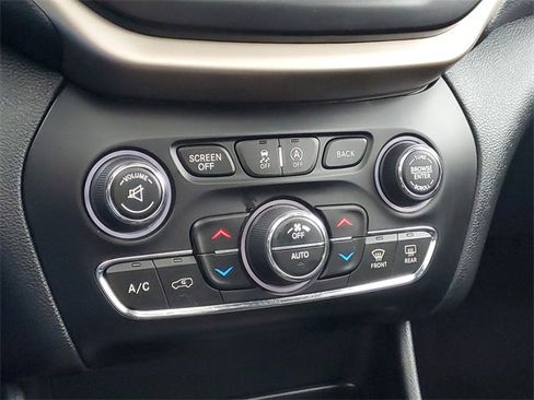 Used 2016 Jeep Cherokee Limited image 27