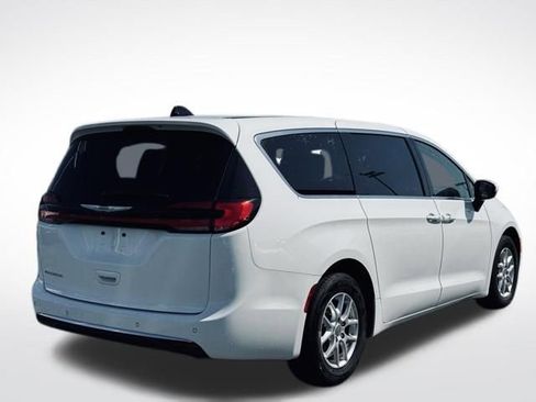 Certified 2023 Chrysler Pacifica Touring-L FWD image 6