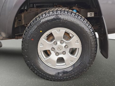 Used 2013 Toyota Tacoma Base image 32