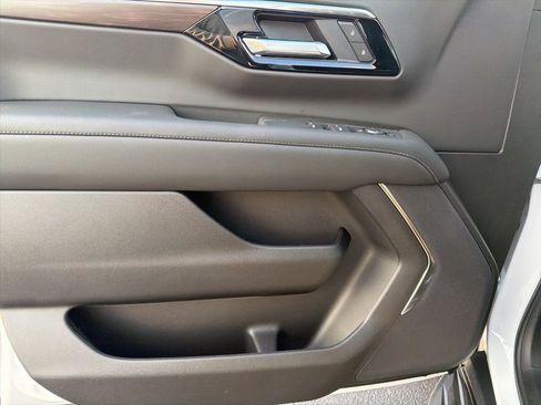 New 2026 Chevrolet Suburban LS image 10