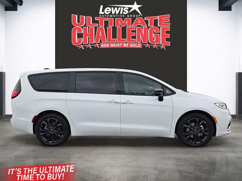 New 2026 Chrysler Pacifica Select image 5