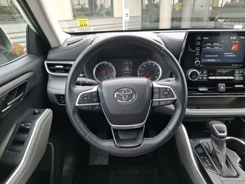 Used 2022 Toyota Highlander LE AWD/4WD image 10