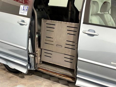 Used 2010 Toyota Sienna XLE image 4