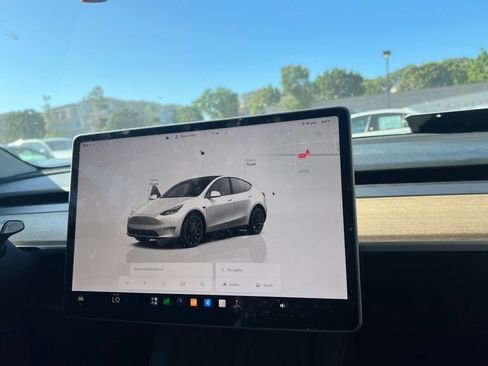 Used 2023 Tesla Model Y Performance AWD/4WD image 9